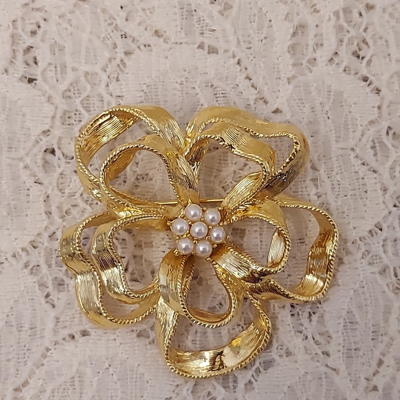 Jewelry - Beautiful Bow Brooch or Pin Ornate Gold Tone w Faux Pearls